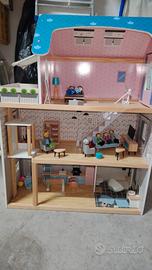 casa delle bambole in legno + personaggi e arredi