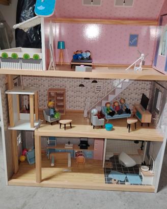 casa delle bambole in legno + personaggi e arredi