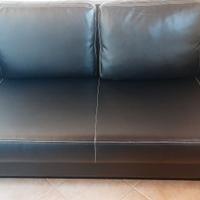 Divano letto a tre posti con un contenitore