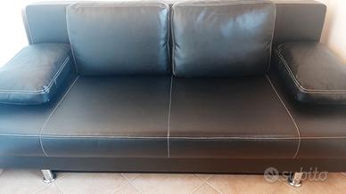 Divano letto a tre posti con un contenitore