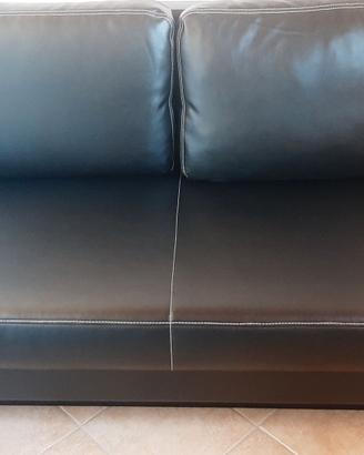 Divano letto a tre posti con un contenitore