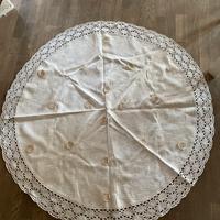 Copritavolo con bordo fatto a mano