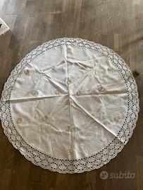 Copritavolo con bordo fatto a mano