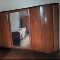 Armadio a tre ante con specchiera e cassettiera