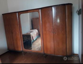 Armadio a tre ante con specchiera e cassettiera