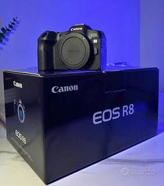 Canon EOS R8 + Canon obiettivo RF 24-105 F4 L IS U