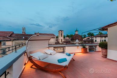Lucca centro attico grande terrazza vista Duomo