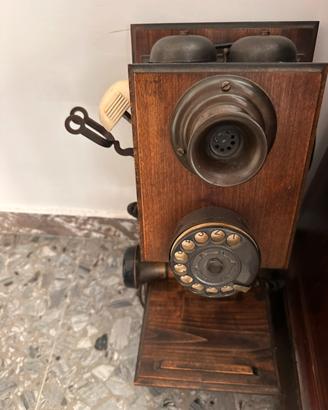 Telefono in legno massiccio