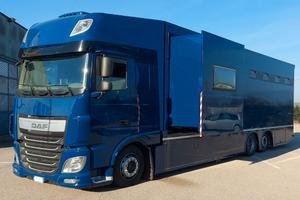 Van trasporto cavalli con living in allestimento