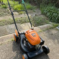 Rasaerba funzionante con poche ore - no trazione