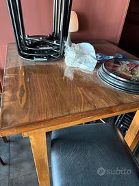 Tavoli e sedie in legno