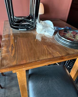 Tavoli e sedie in legno