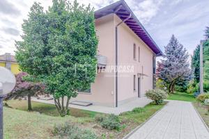 TRILOCALE CON GIARDINO, TAVERNA E BOX