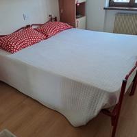 2 letti singoli in ferro con materassi