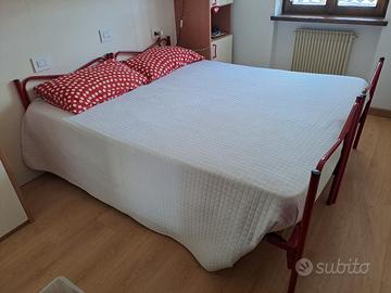 2 letti singoli in ferro con materassi