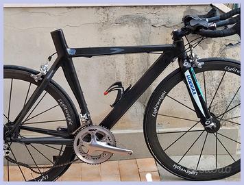 Bicicletta triathlon con telaio in carbonio