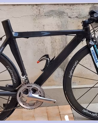 Bicicletta triathlon con telaio in carbonio