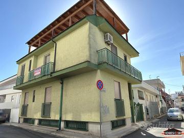 INTERO STABILE INDIPENDENTE ZONA MONTRONE VIA