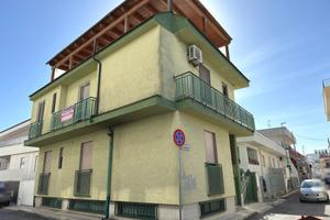 INTERO STABILE INDIPENDENTE ZONA MONTRONE VIA