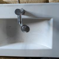 Lavabo bagno con rubinetto 