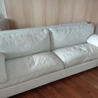 2 divani in pelle bianca della Living