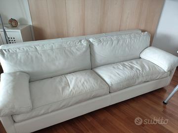 2 divani in pelle bianca della Living