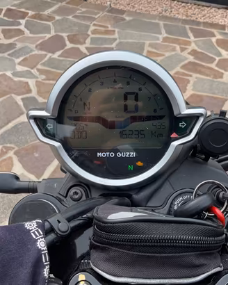MOTO GUZZI V7 STONE GRIGIO NERO 2022