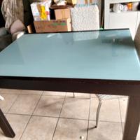 tavolo in legno con base in vetro 