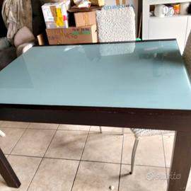 tavolo in legno con base in vetro 