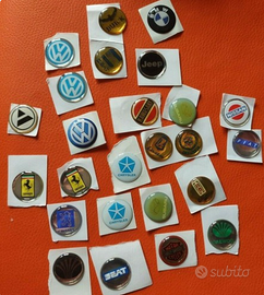 25 Adesivi tondi gommati logo auto Ferrari Harley