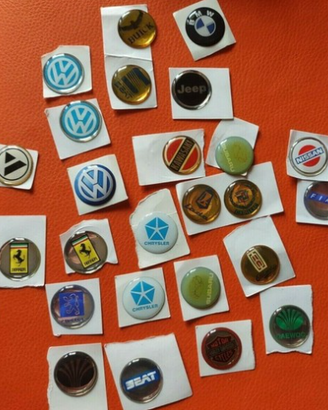 25 Adesivi tondi gommati logo auto Ferrari Harley