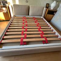 Letto matrimoniale con testata