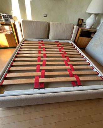 Letto matrimoniale con testata