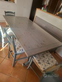 Tavolo in legno di pino con sedie