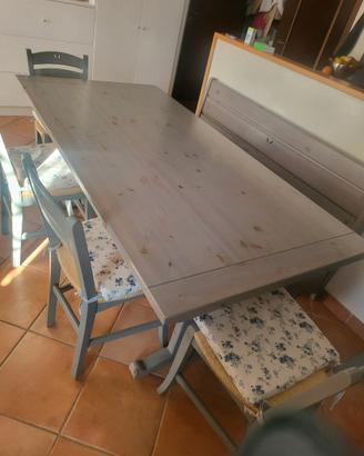 Tavolo in legno di pino con sedie