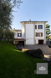 Villa di 355 m² con più di 5 locali e box auto dop