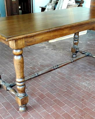 Tavolo da pranzo in legno con due cassetti