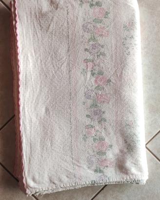 Lenzuolo matrimoniale con segni di usura 