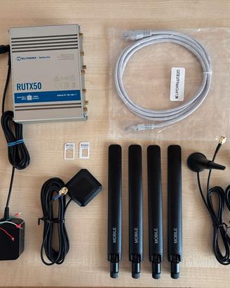 Teltonika RUTX50 con numerosi accessori