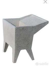 Lavatoio in cemento grigio