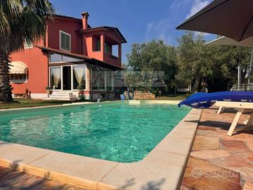 Villa di 234 m² con più di 5 locali a Seravezza