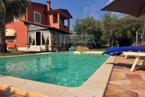 Villa di 234 m² con più di 5 locali a Seravezza