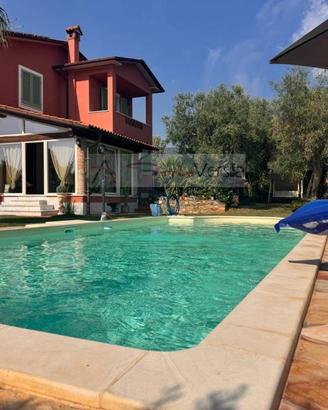 Villa di 234 m² con più di 5 locali a Seravezza