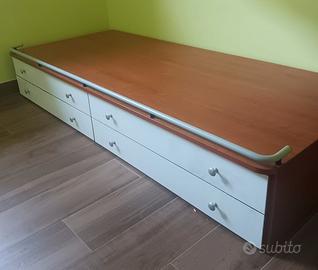 Letto in legno con rotelle e annessa cassettiera