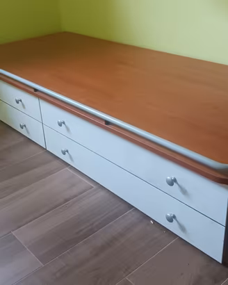 Letto in legno con rotelle e annessa cassettiera