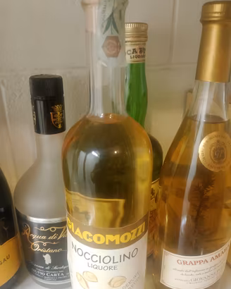Lotto di 5 bottiglie liquore da collezione.