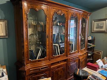 Studio in noce con intarsi