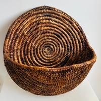 Cesto in vimini con fibre vegetali intrecciate