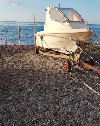 Motoscafo cabinato