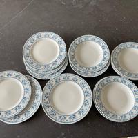 Set piatti con decori azzurri